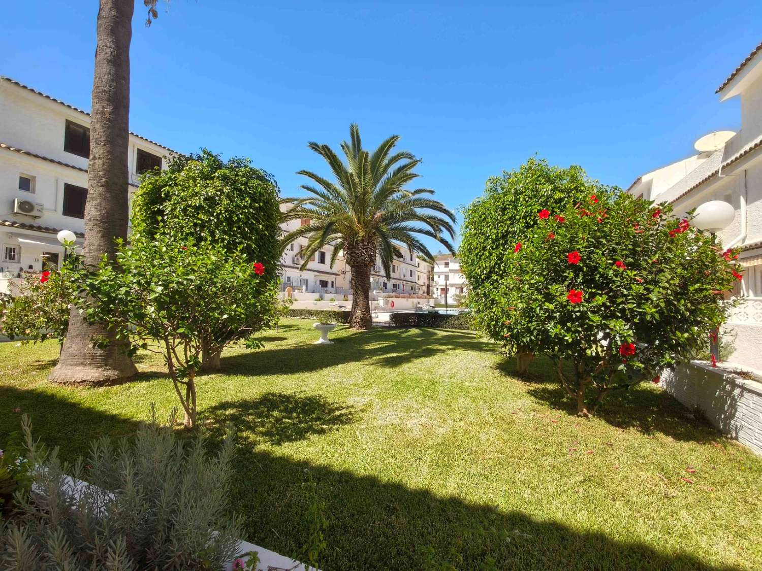 TRIPLEX EN ESQUINA CON VISTAS AL MAR Y ORIENTACIÓN SUR