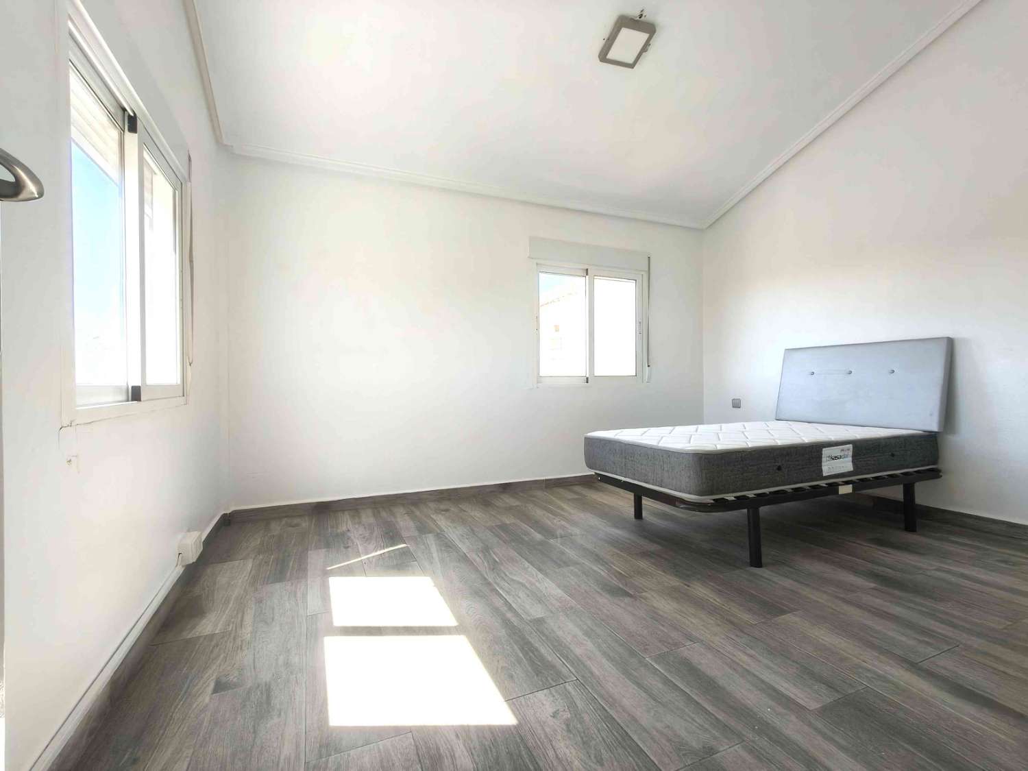 TRIPLEX EN ESQUINA CON VISTAS AL MAR Y ORIENTACIÓN SUR