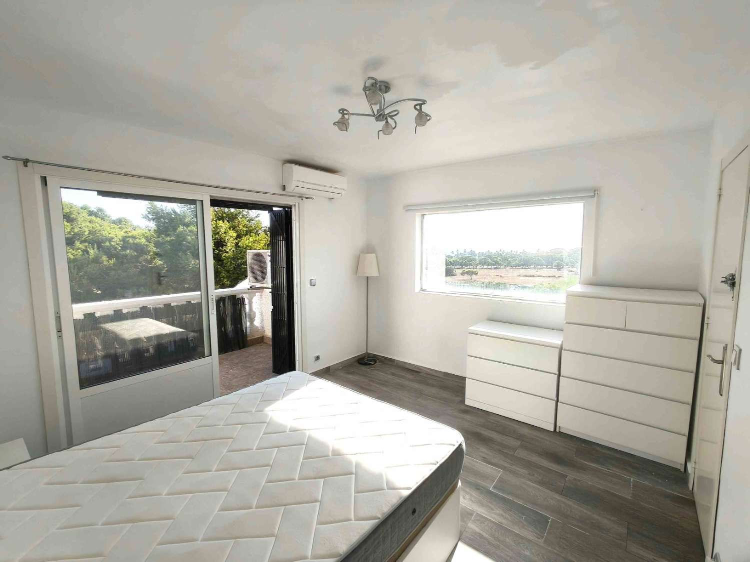 TRIPLEX EN ESQUINA CON VISTAS AL MAR Y ORIENTACIÓN SUR