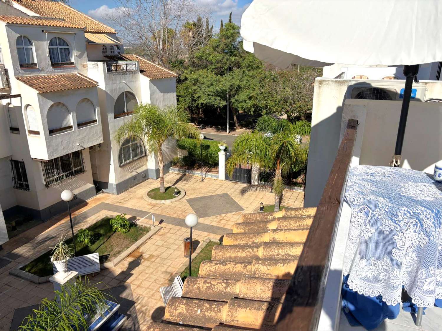 ÁTICO CON TERRAZA PRIVADA EN URBANIZACIÓN PARAÍSO, TORREVIEJA – A 400M DEL MAR