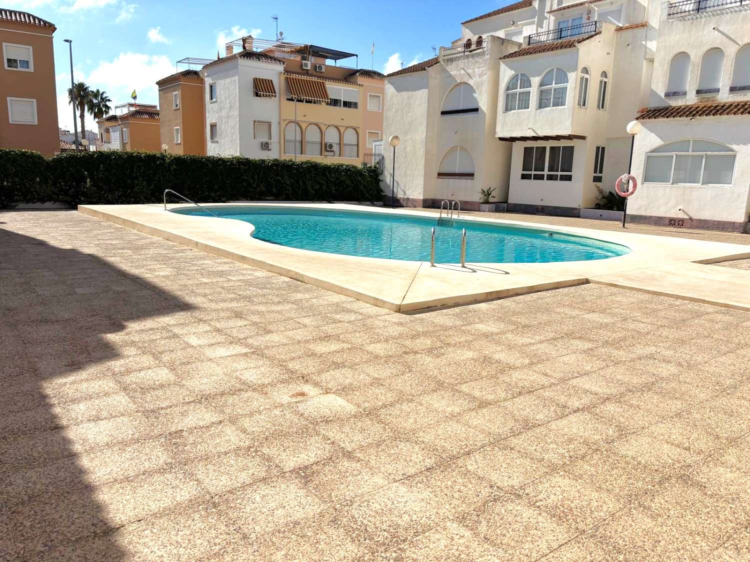 ÁTICO CON TERRAZA PRIVADA EN URBANIZACIÓN PARAÍSO, TORREVIEJA – A 400M DEL MAR