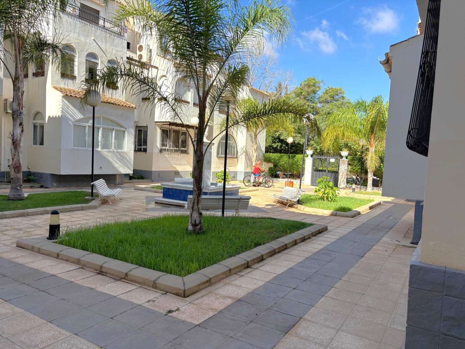ÁTICO CON TERRAZA PRIVADA EN URBANIZACIÓN PARAÍSO, TORREVIEJA – A 400M DEL MAR