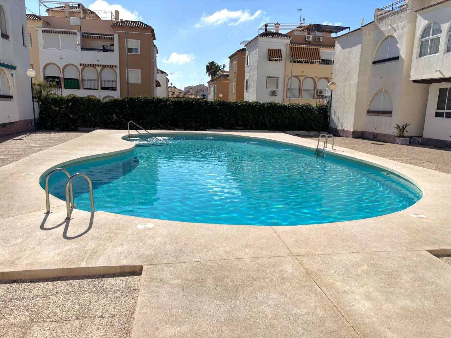 ÁTICO CON TERRAZA PRIVADA EN URBANIZACIÓN PARAÍSO, TORREVIEJA – A 400M DEL MAR