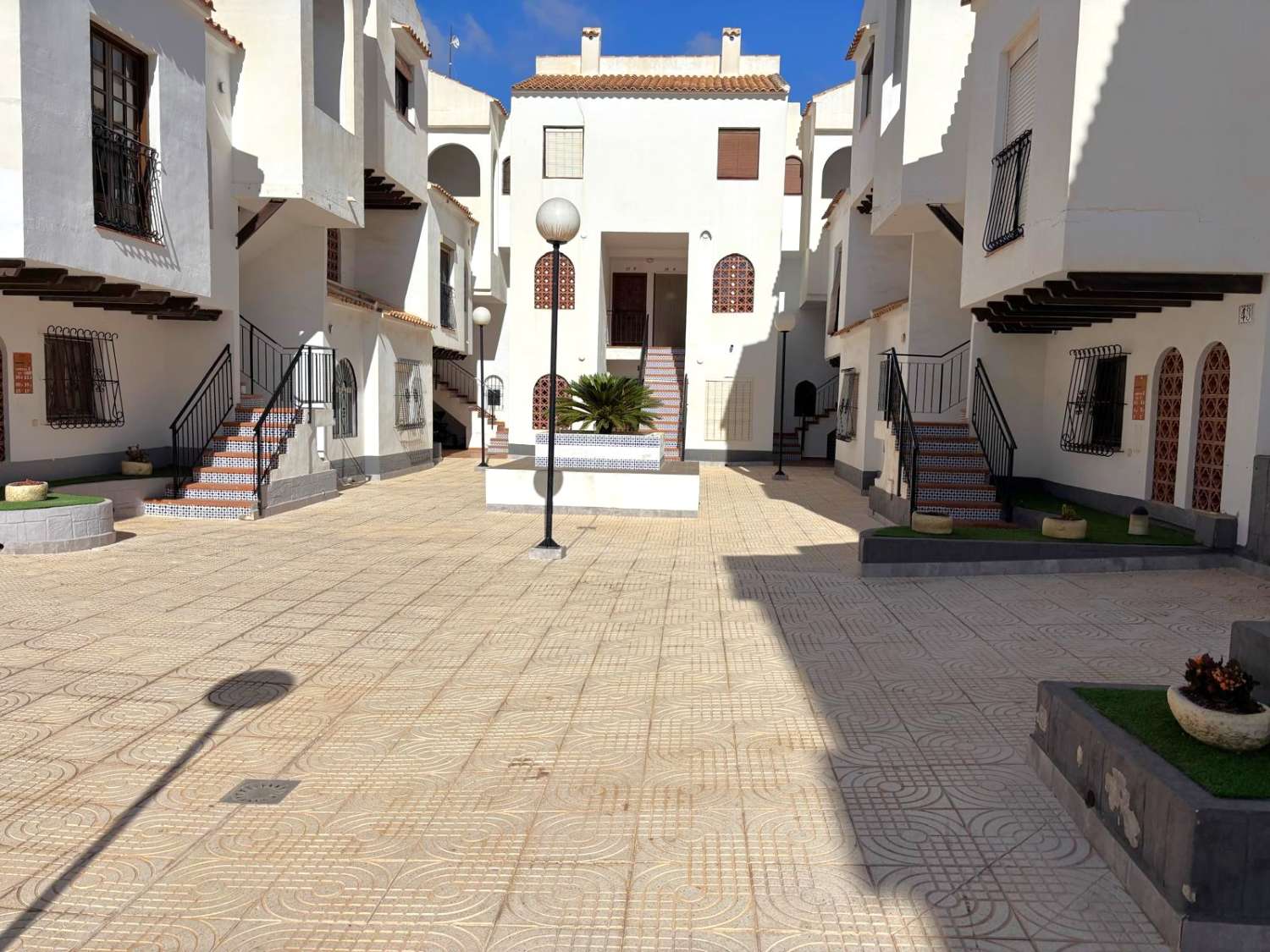 ÁTICO CON TERRAZA PRIVADA EN URBANIZACIÓN PARAÍSO, TORREVIEJA – A 400M DEL MAR