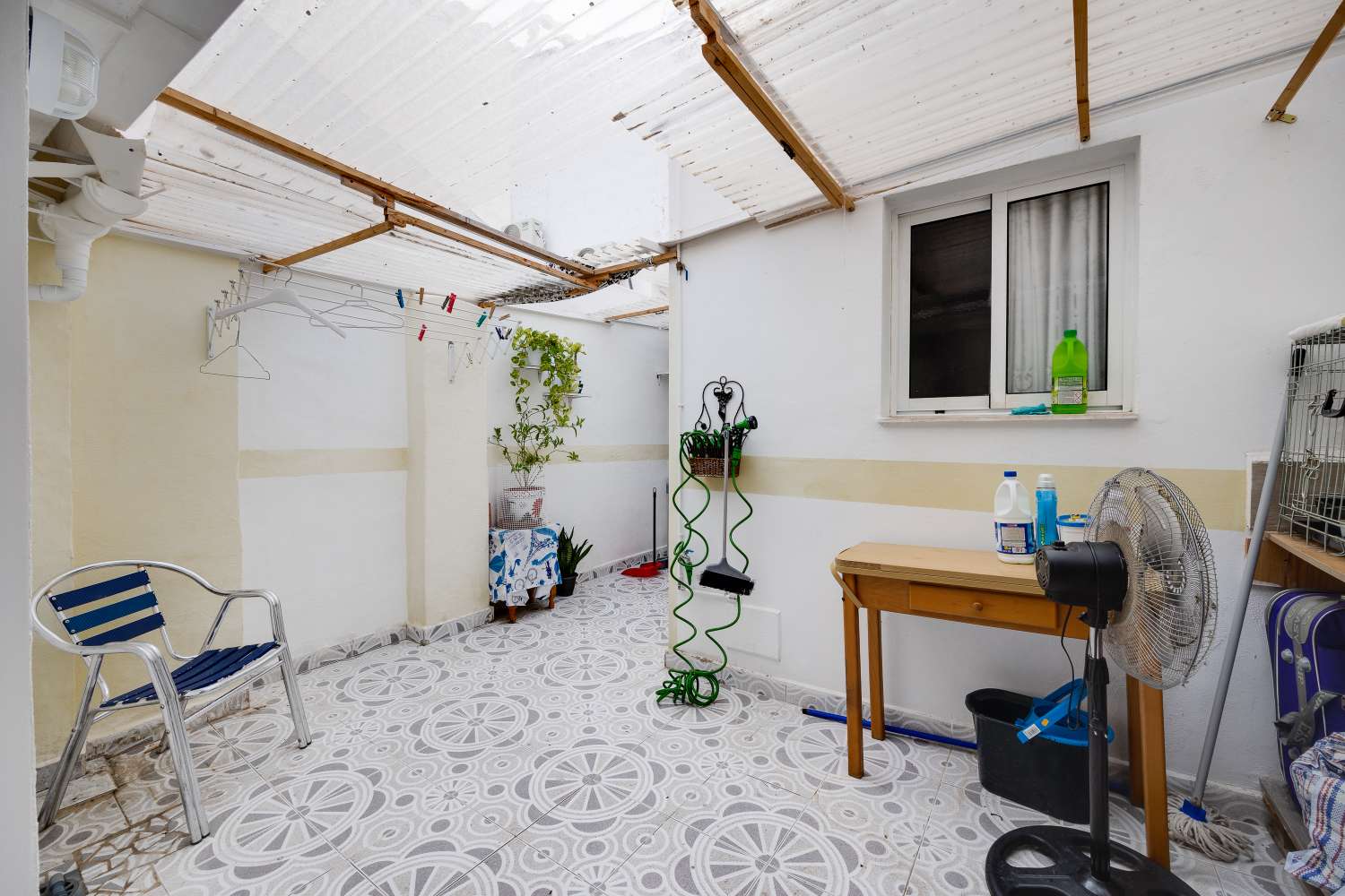 APARTAMENTO EN PLANTA BAJA CON TERRAZA Y PATIO PRIVADO EN TORREVIEJA – ORIENTACIÓN SUR