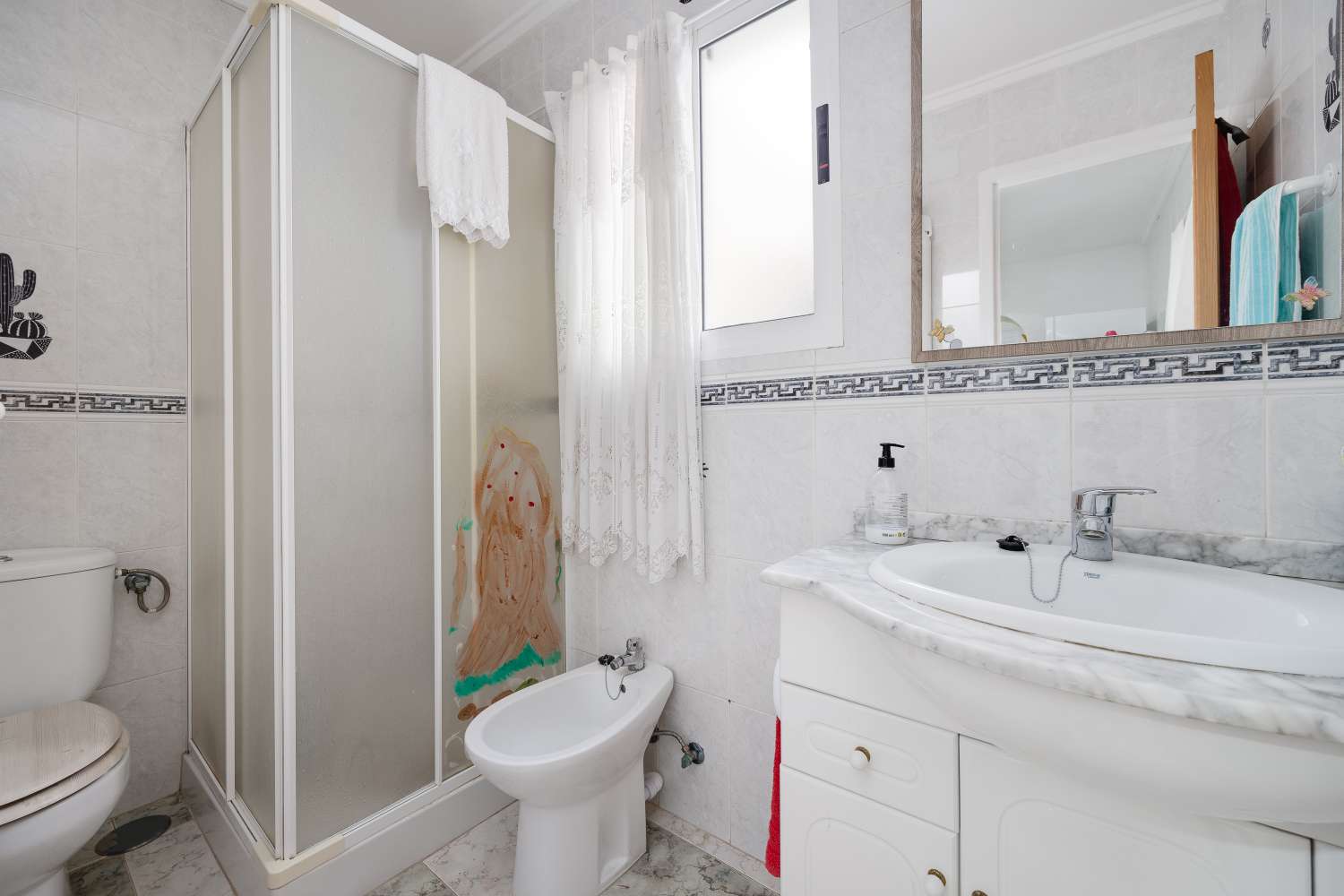 APARTAMENTO EN PLANTA BAJA CON TERRAZA Y PATIO PRIVADO EN TORREVIEJA – ORIENTACIÓN SUR