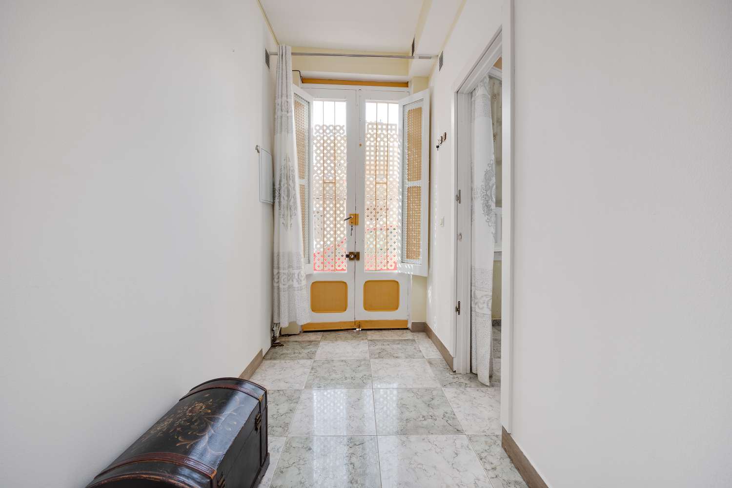 APARTAMENTO EN PLANTA BAJA CON TERRAZA Y PATIO PRIVADO EN TORREVIEJA – ORIENTACIÓN SUR