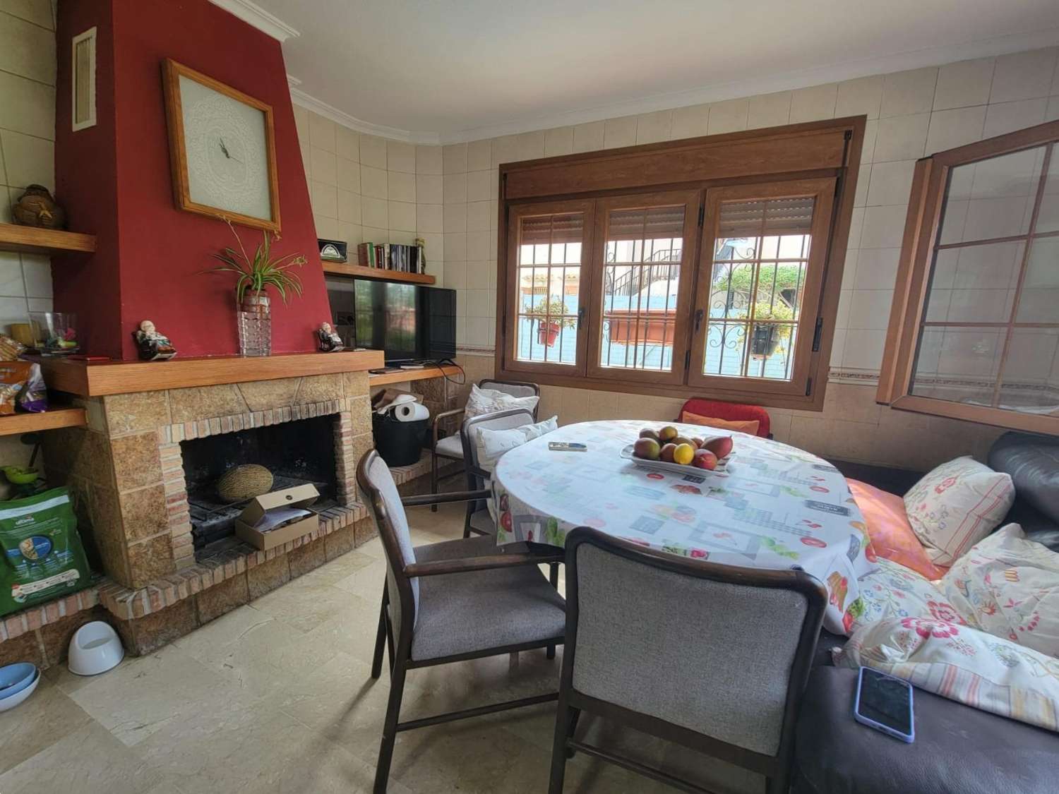 宽敞的乡村别墅，设有花园、游泳池和客用公寓