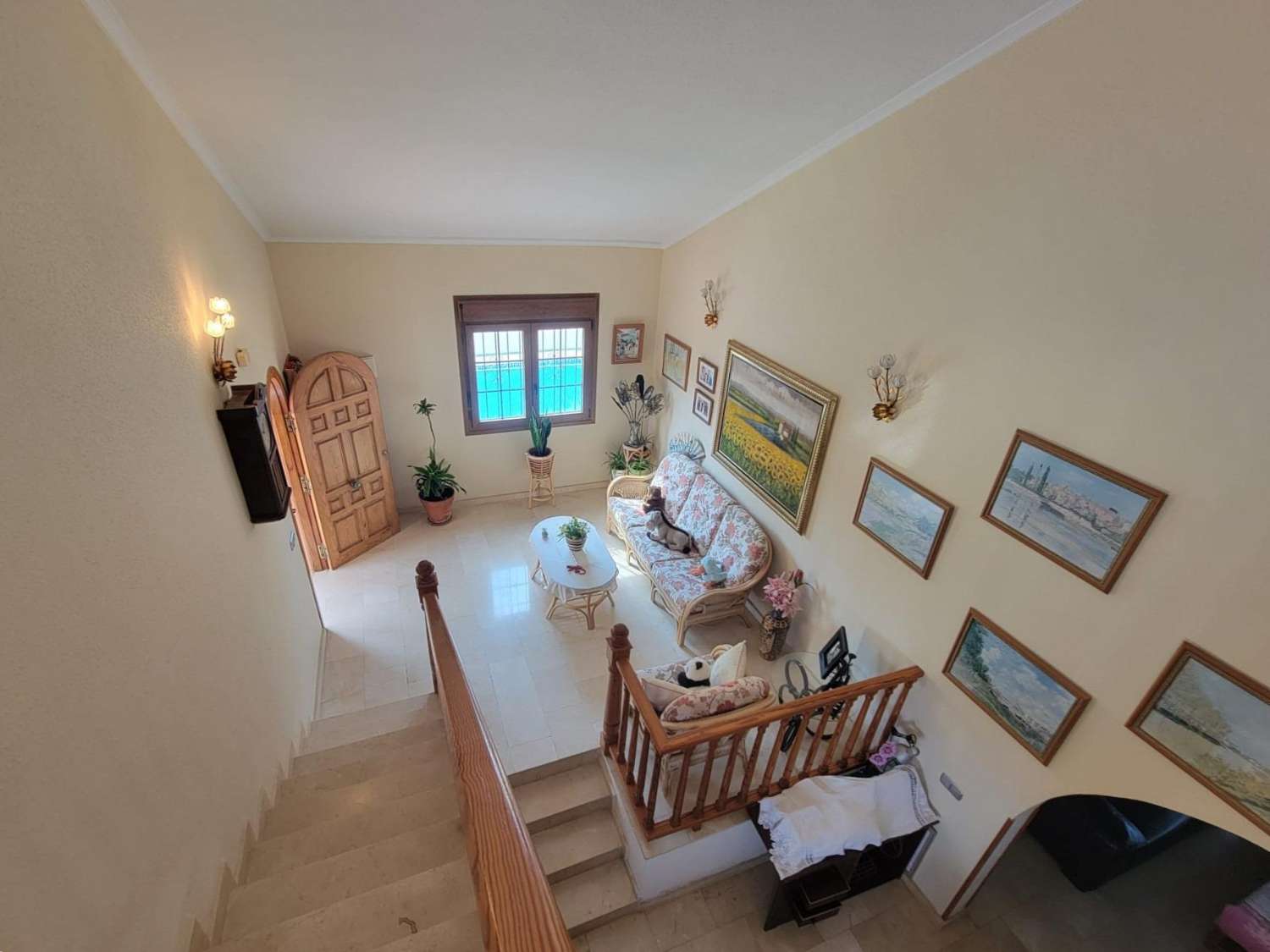 宽敞的乡村别墅，设有花园、游泳池和客用公寓