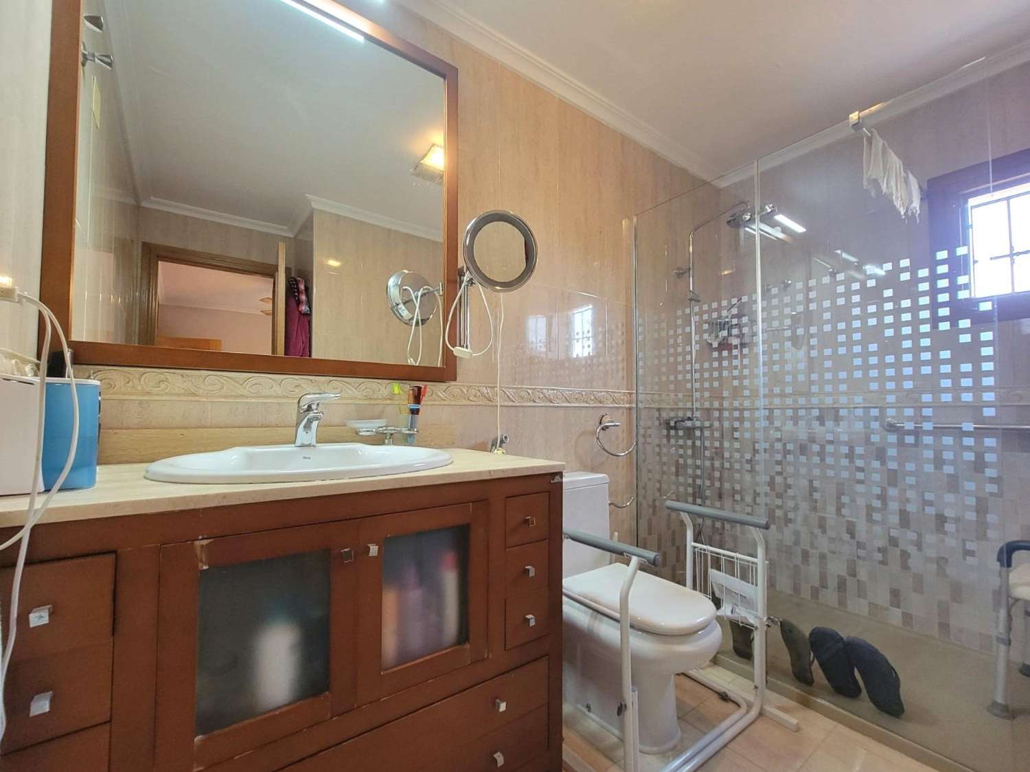 宽敞的乡村别墅，设有花园、游泳池和客用公寓