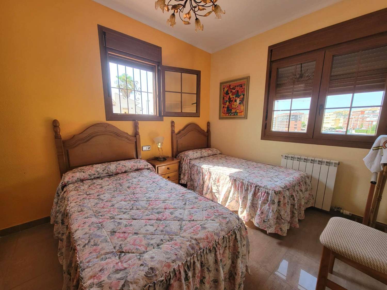 宽敞的乡村别墅，设有花园、游泳池和客用公寓