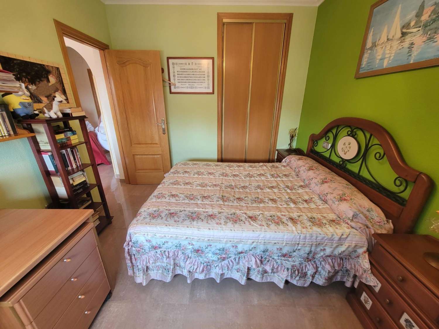 宽敞的乡村别墅，设有花园、游泳池和客用公寓