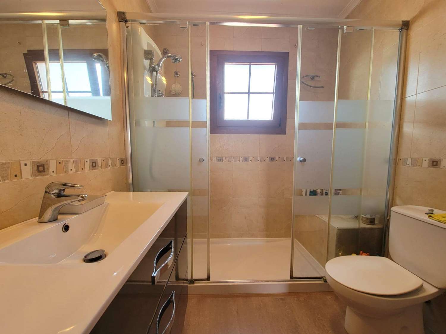 宽敞的乡村别墅，设有花园、游泳池和客用公寓