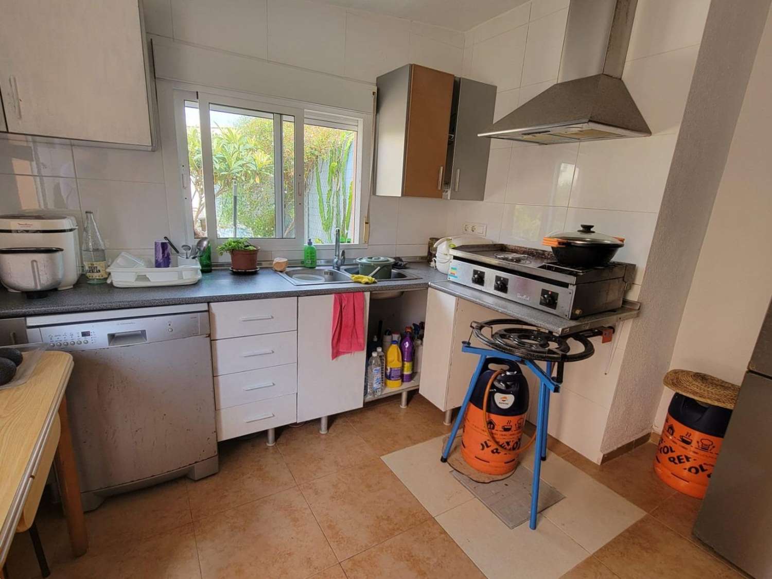 宽敞的乡村别墅，设有花园、游泳池和客用公寓