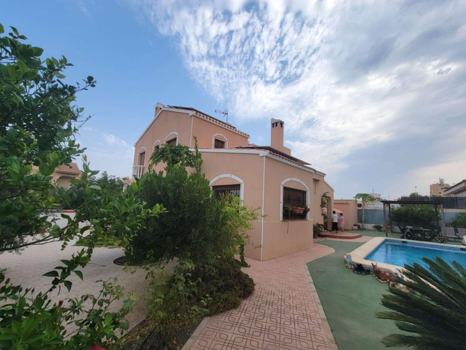 宽敞的乡村别墅，设有花园、游泳池和客用公寓