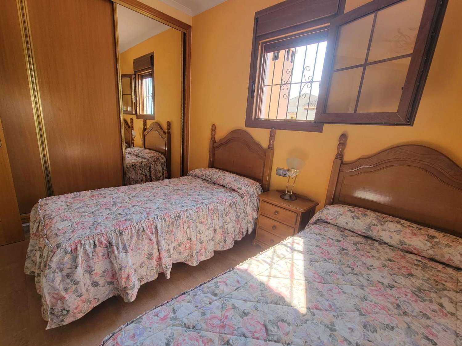 宽敞的乡村别墅，设有花园、游泳池和客用公寓