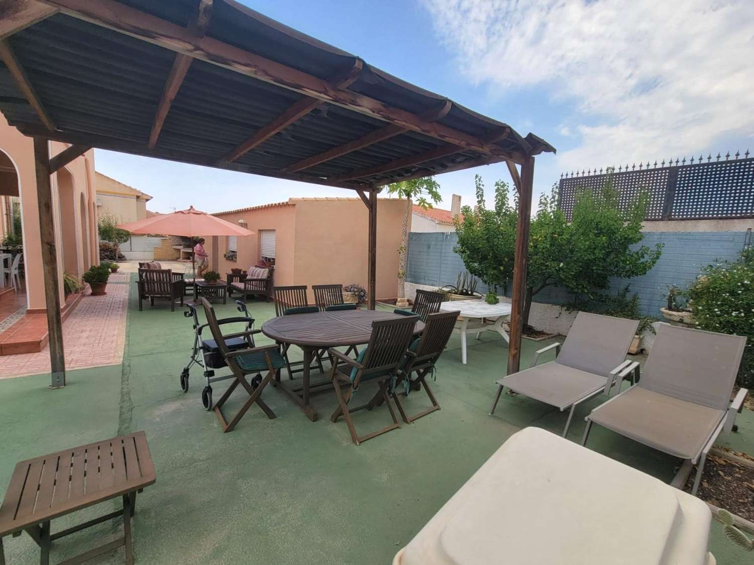 宽敞的乡村别墅，设有花园、游泳池和客用公寓