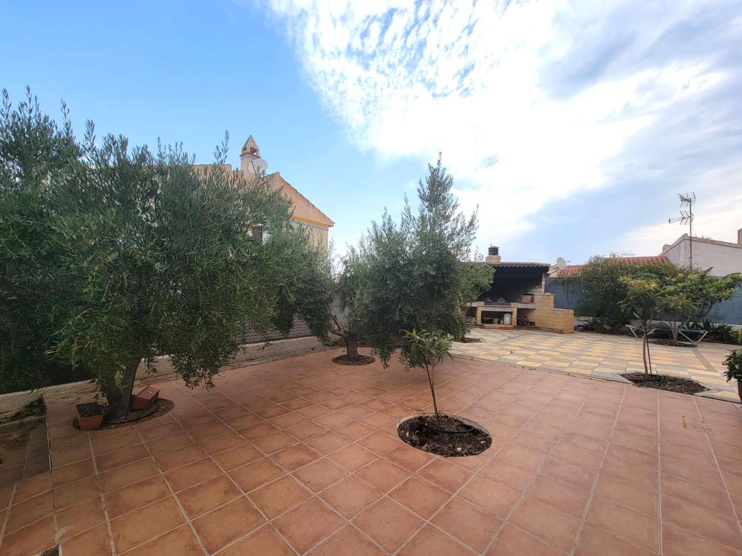 宽敞的乡村别墅，设有花园、游泳池和客用公寓