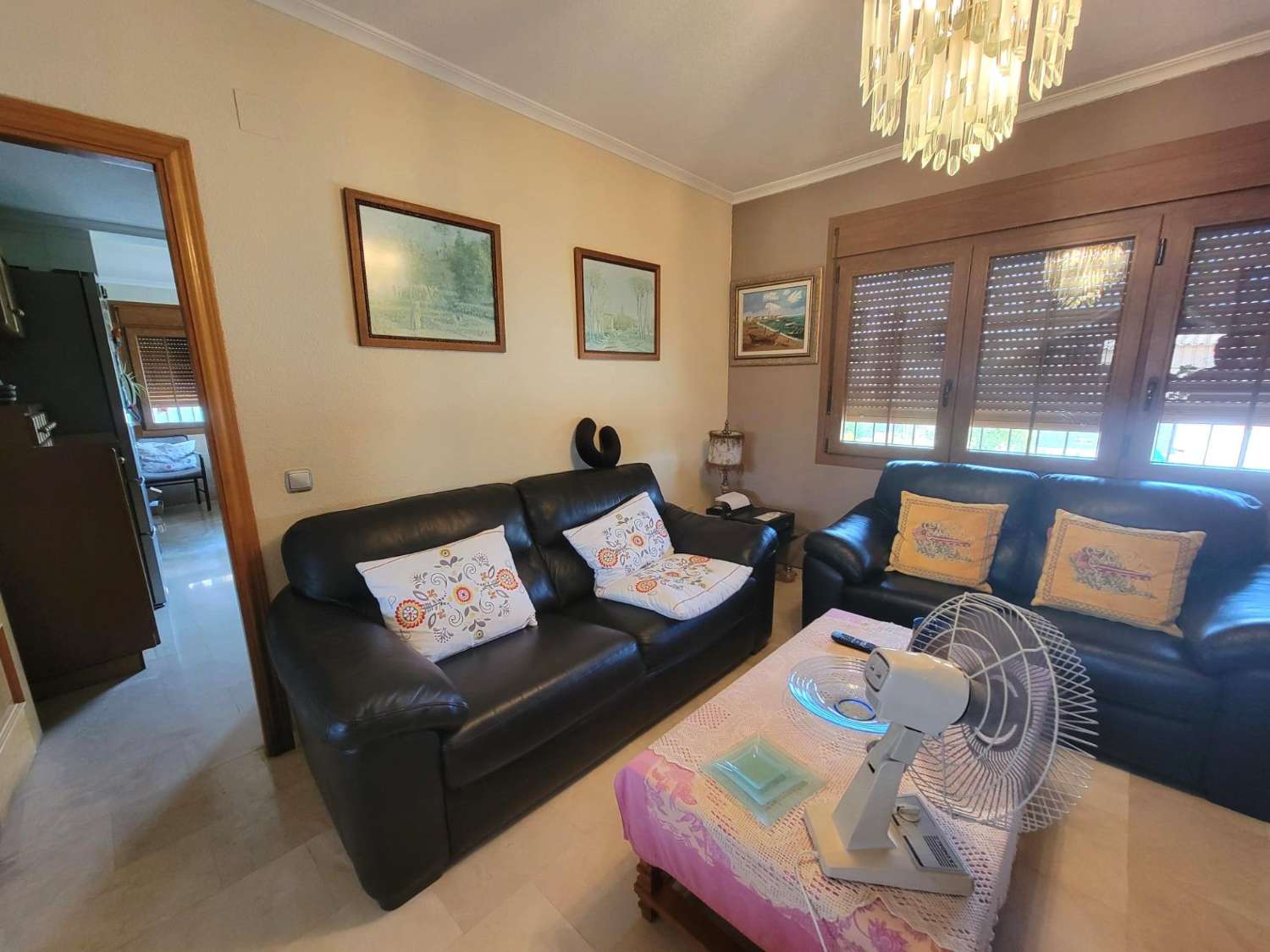 宽敞的乡村别墅，设有花园、游泳池和客用公寓