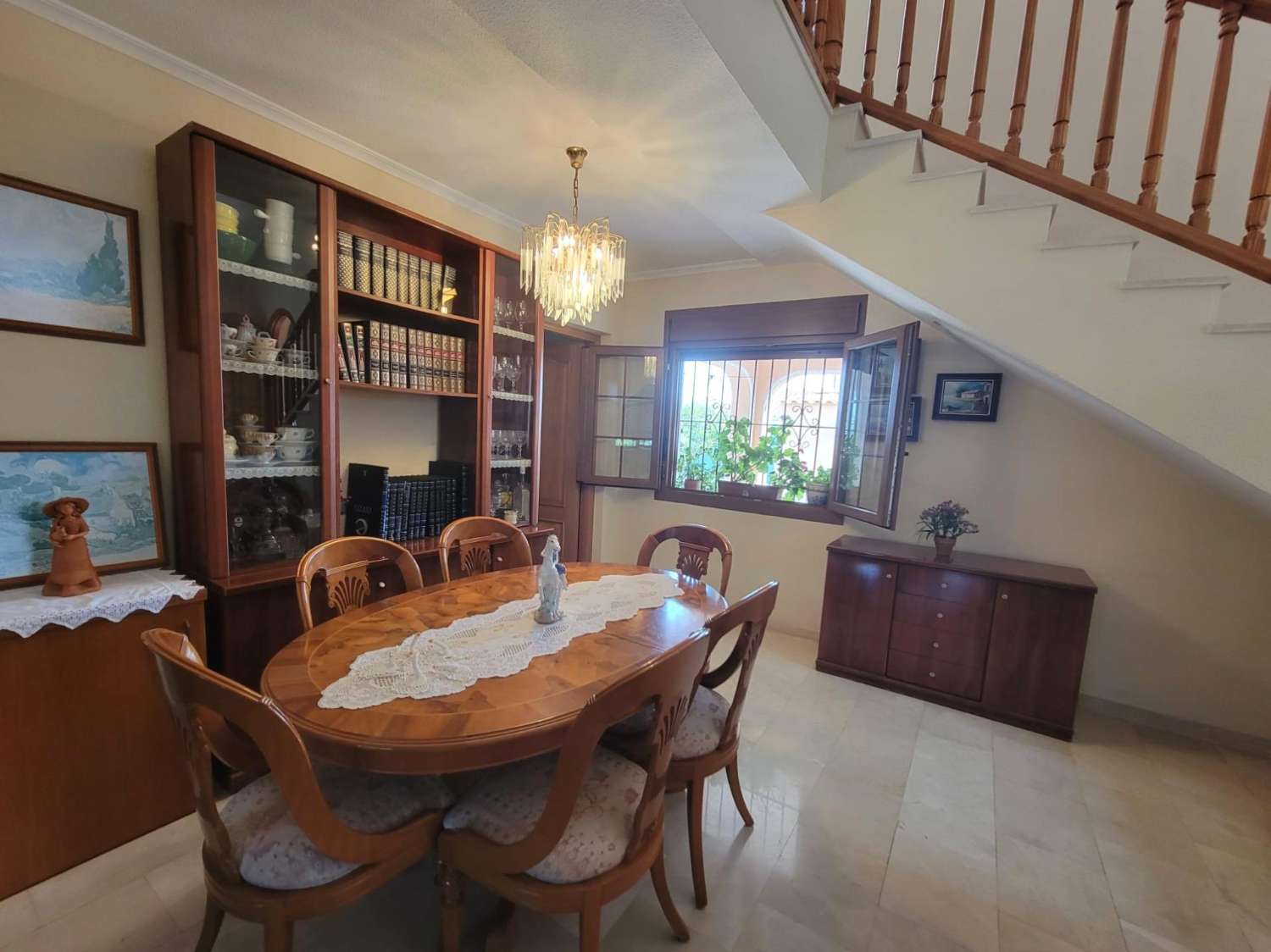 宽敞的乡村别墅，设有花园、游泳池和客用公寓