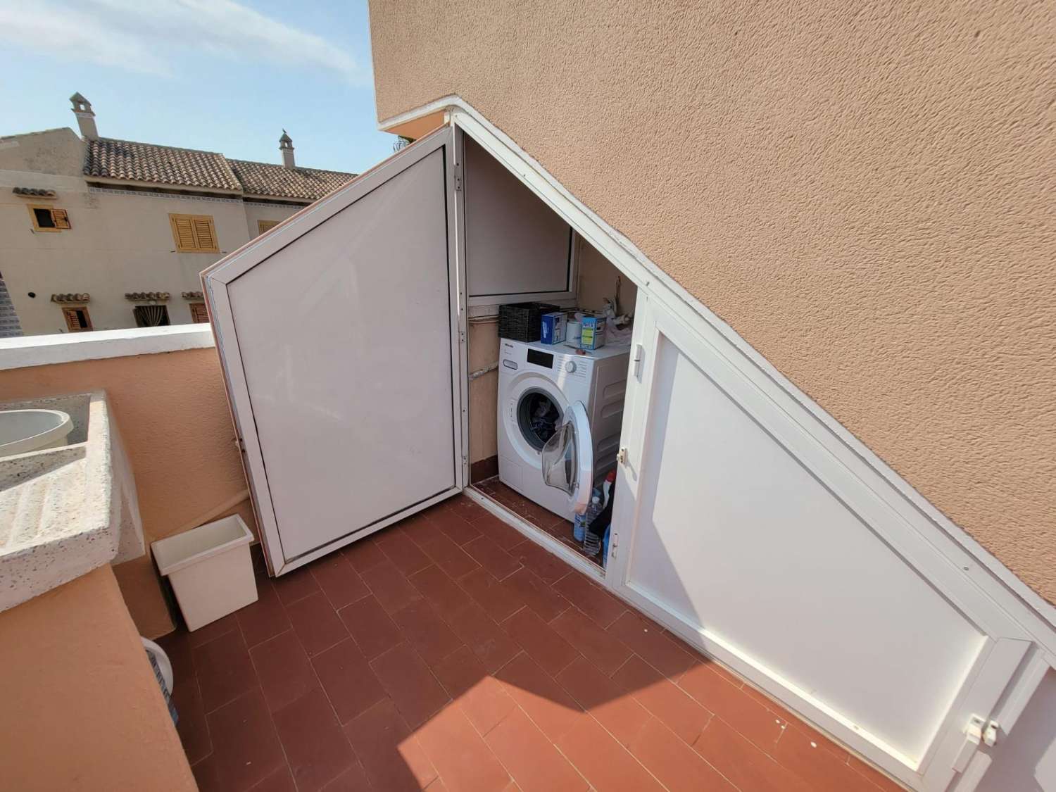 宽敞的乡村别墅，设有花园、游泳池和客用公寓