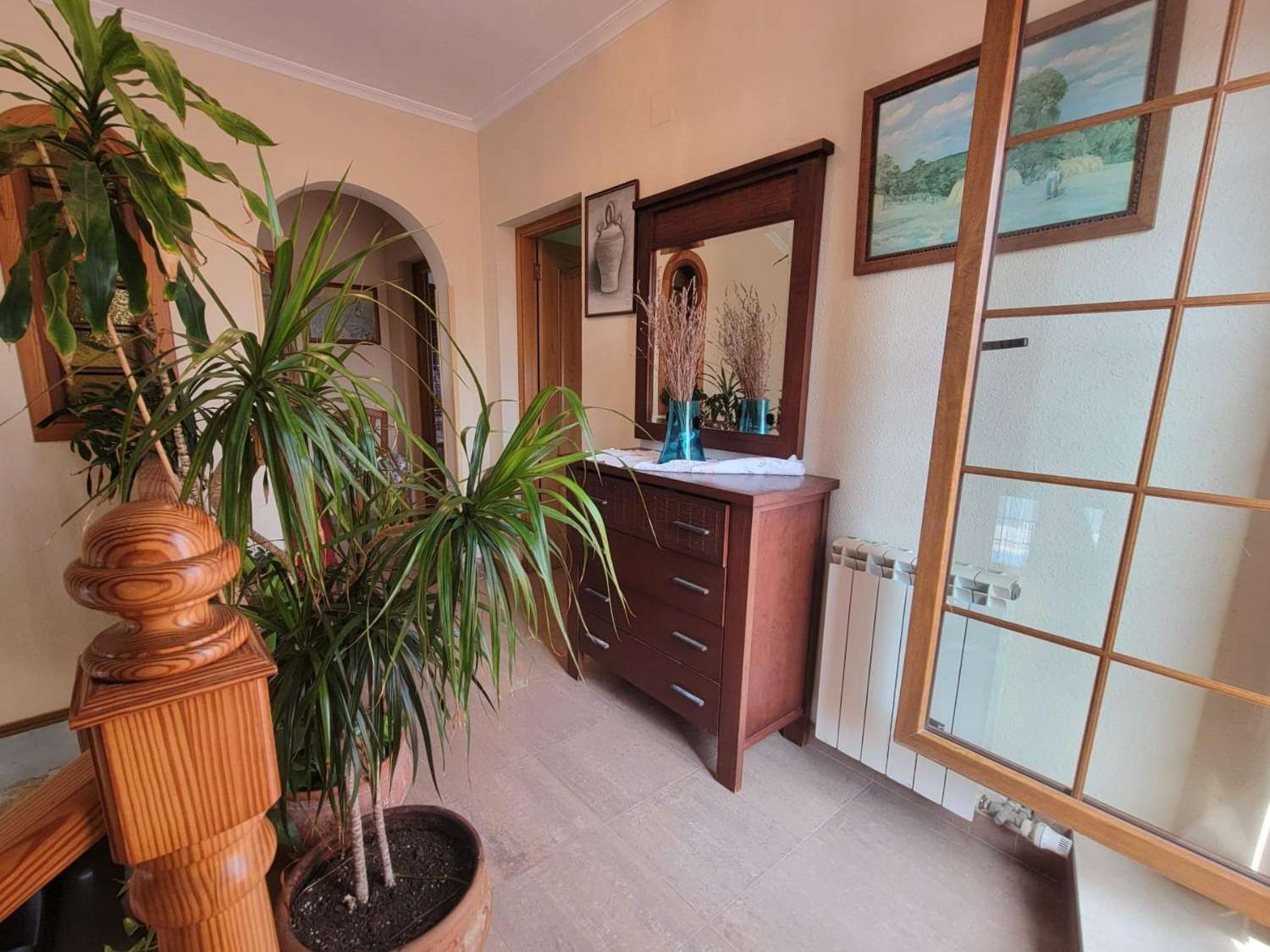 宽敞的乡村别墅，设有花园、游泳池和客用公寓