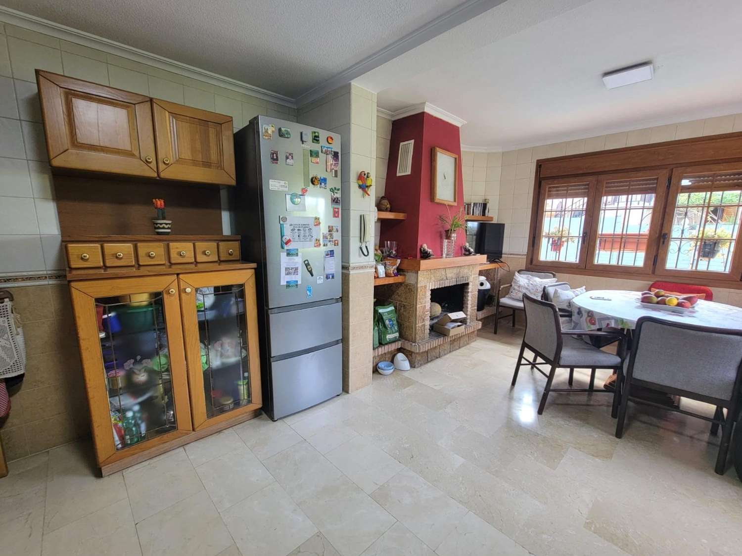 宽敞的乡村别墅，设有花园、游泳池和客用公寓