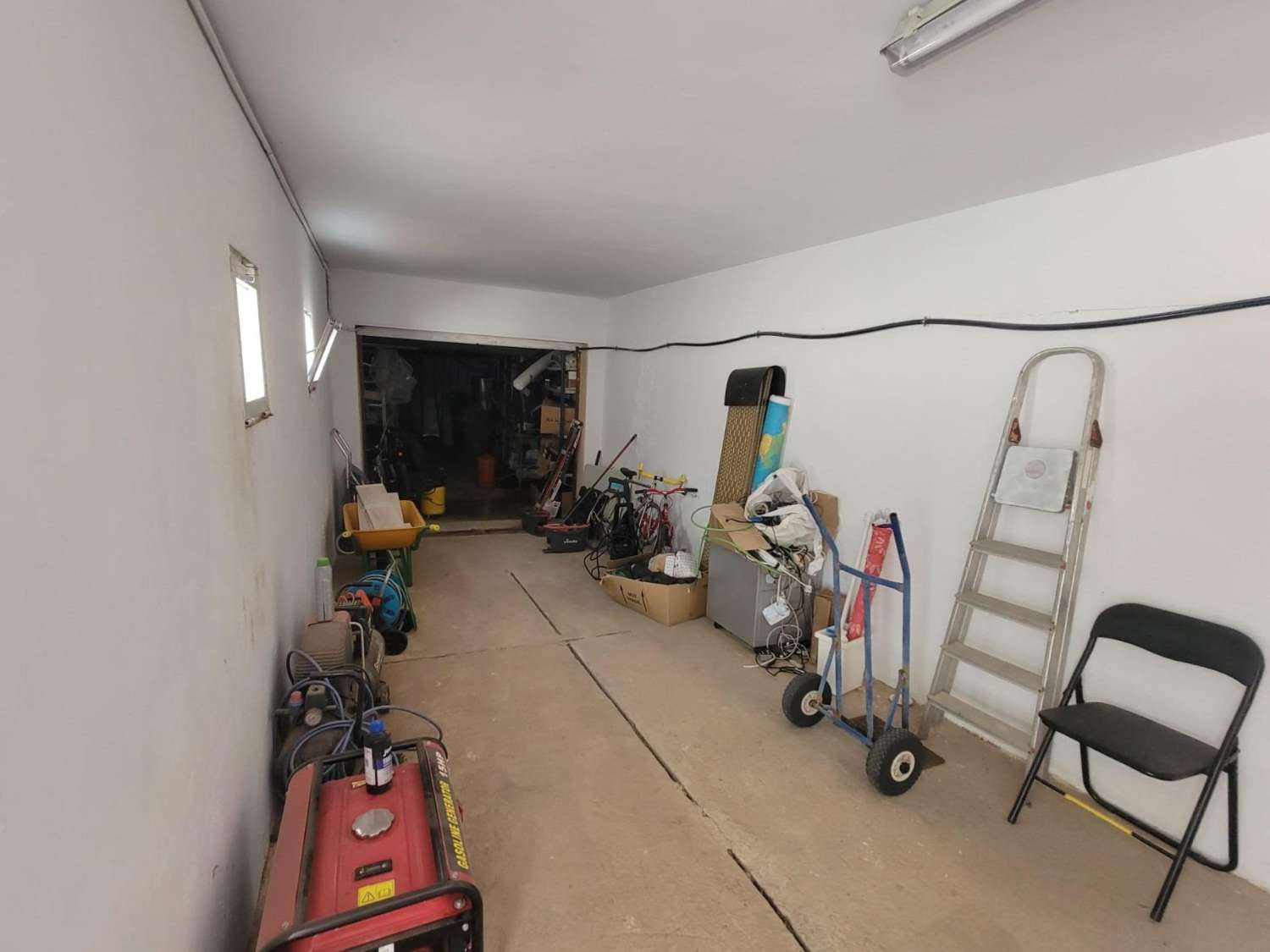 宽敞的乡村别墅，设有花园、游泳池和客用公寓