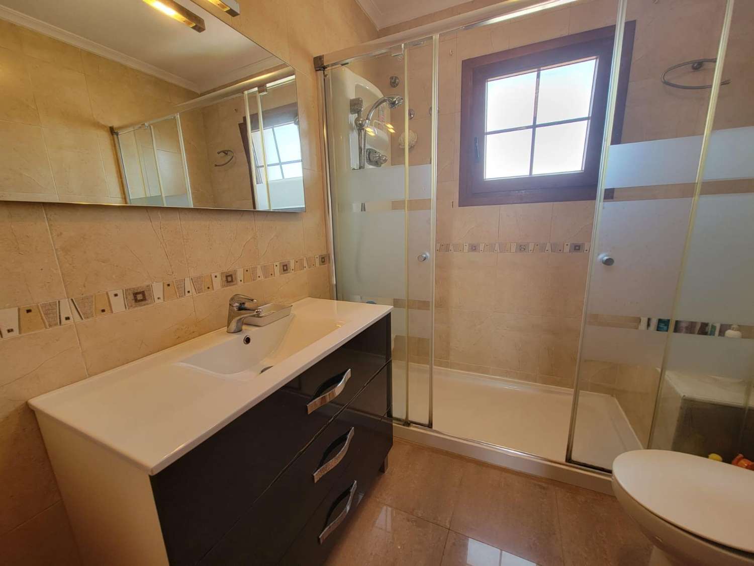 宽敞的乡村别墅，设有花园、游泳池和客用公寓