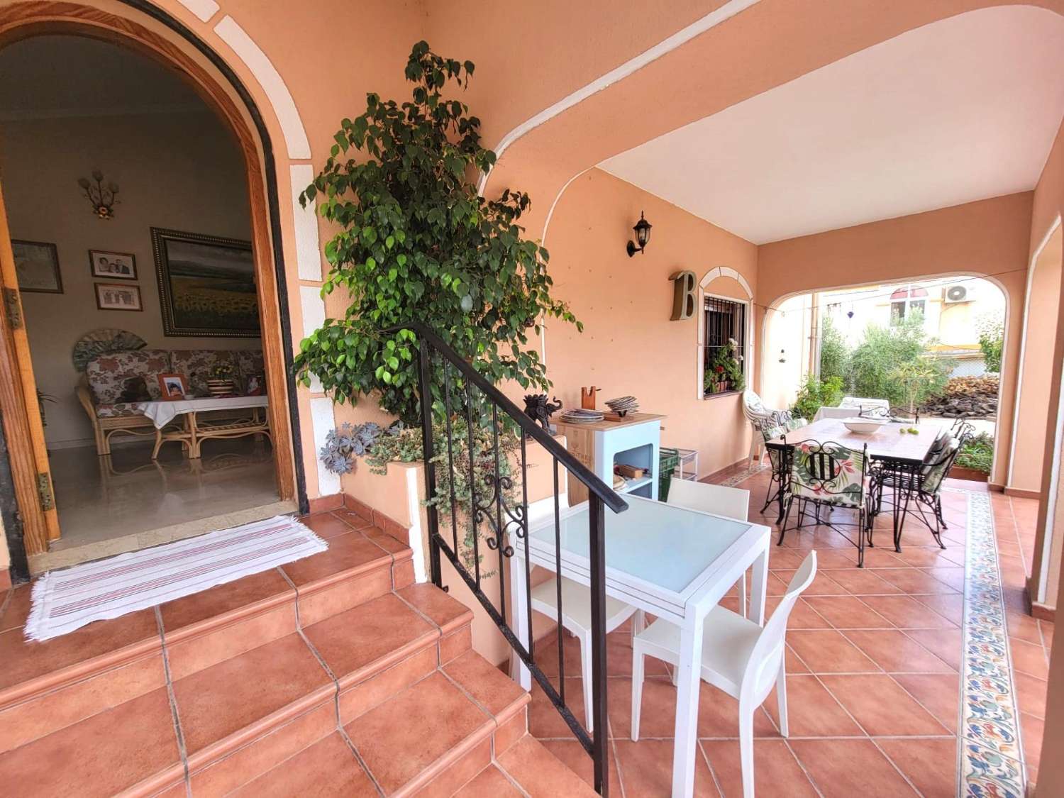 宽敞的乡村别墅，设有花园、游泳池和客用公寓