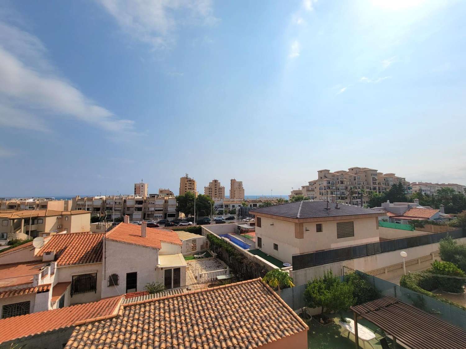 宽敞的乡村别墅，设有花园、游泳池和客用公寓