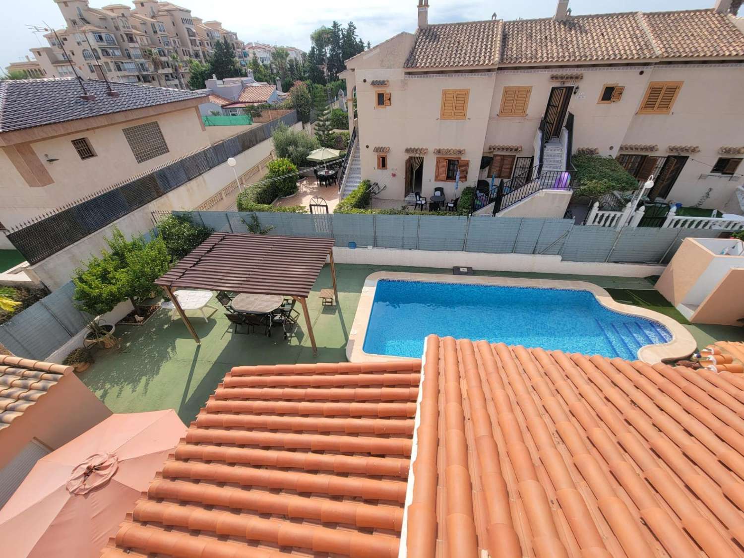 宽敞的乡村别墅，设有花园、游泳池和客用公寓