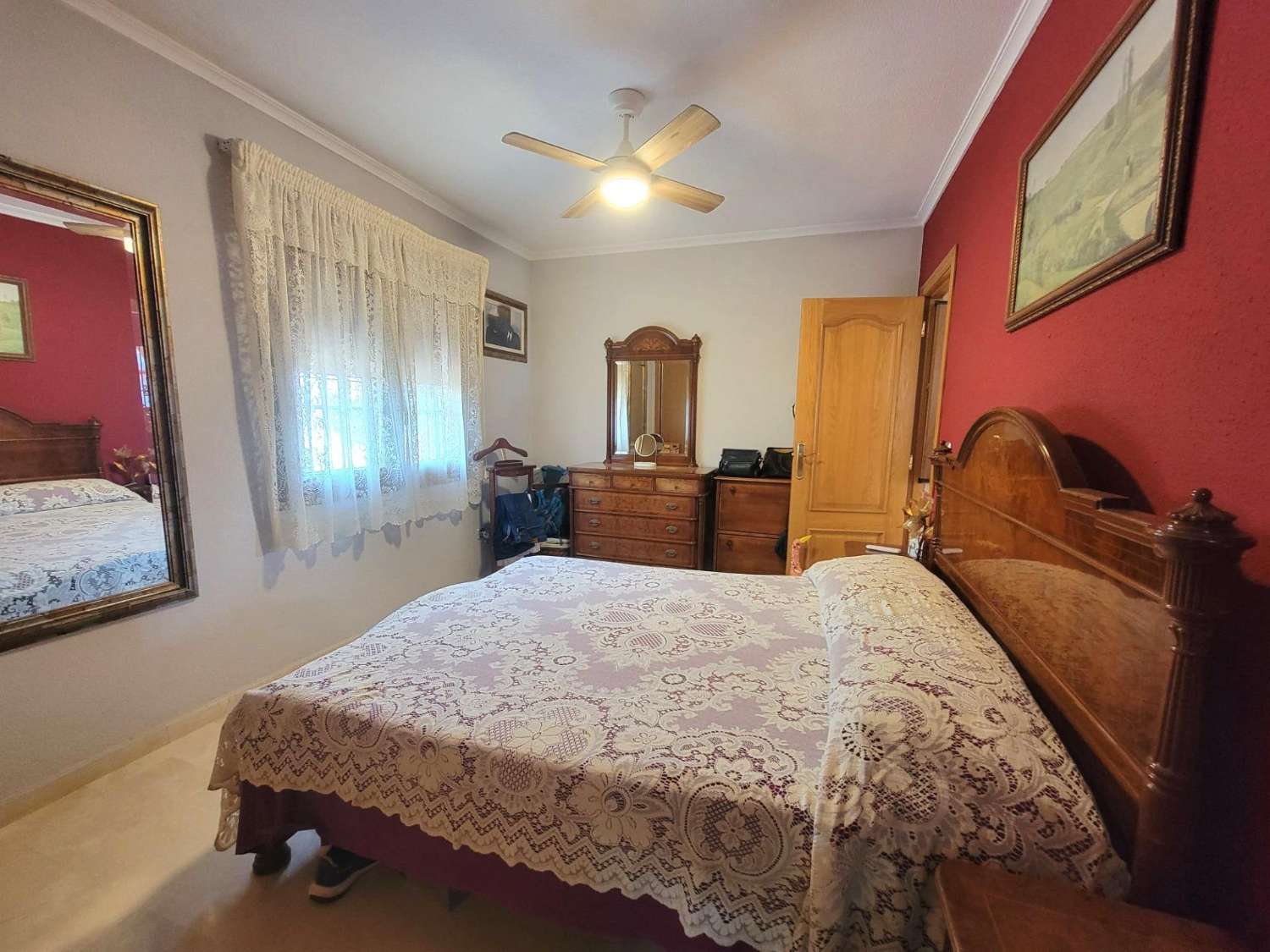 宽敞的乡村别墅，设有花园、游泳池和客用公寓