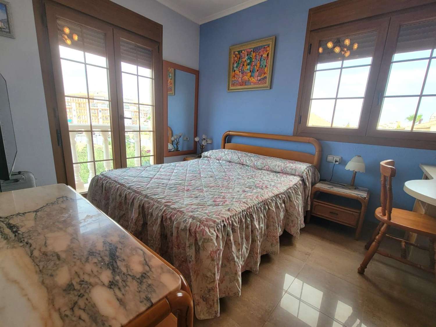 宽敞的乡村别墅，设有花园、游泳池和客用公寓