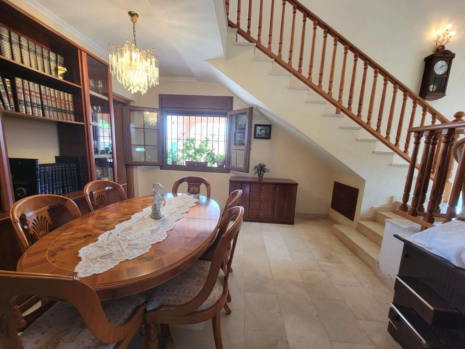 宽敞的乡村别墅，设有花园、游泳池和客用公寓