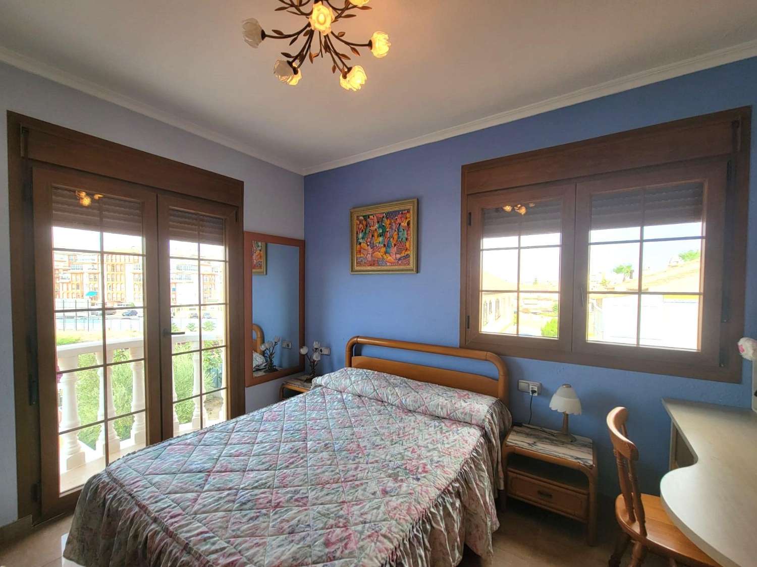 宽敞的乡村别墅，设有花园、游泳池和客用公寓