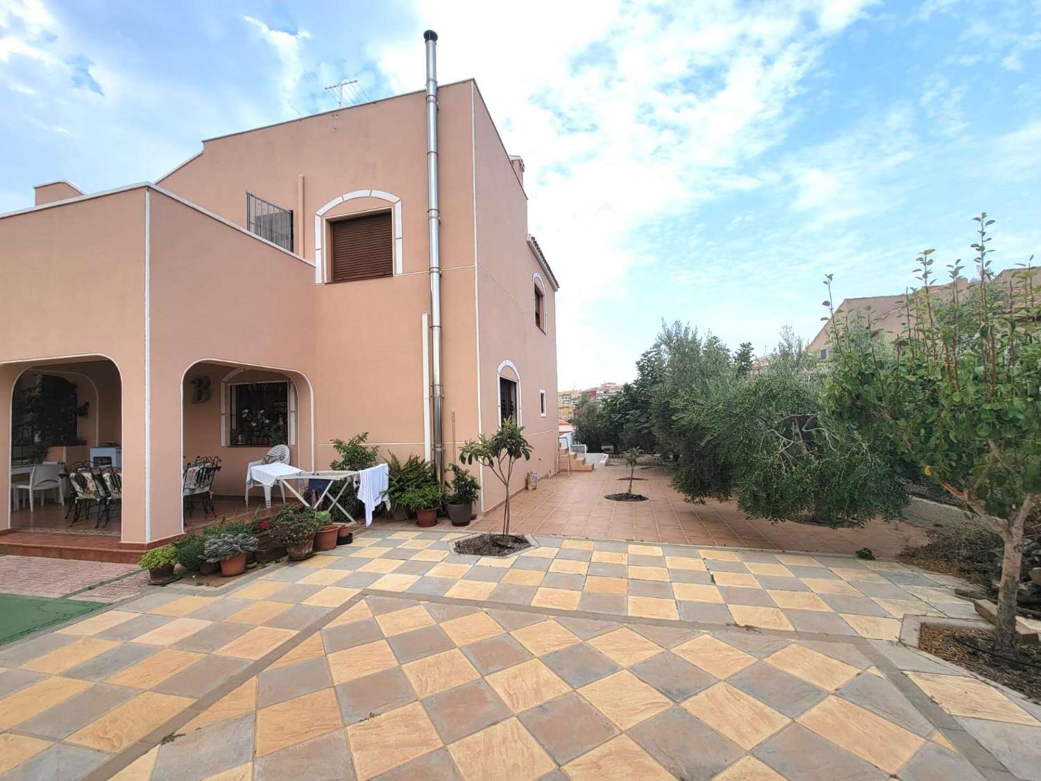 宽敞的乡村别墅，设有花园、游泳池和客用公寓