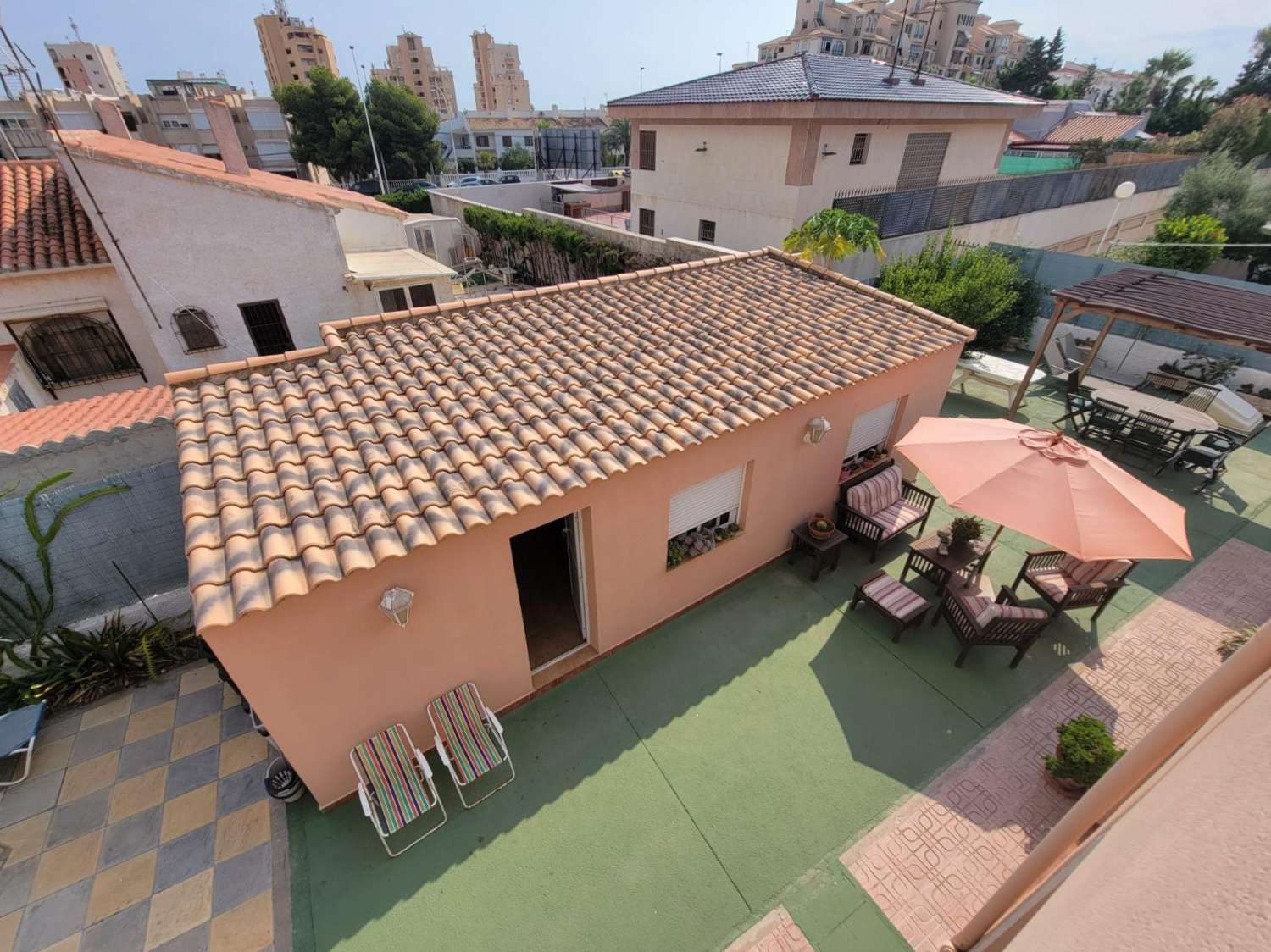 宽敞的乡村别墅，设有花园、游泳池和客用公寓