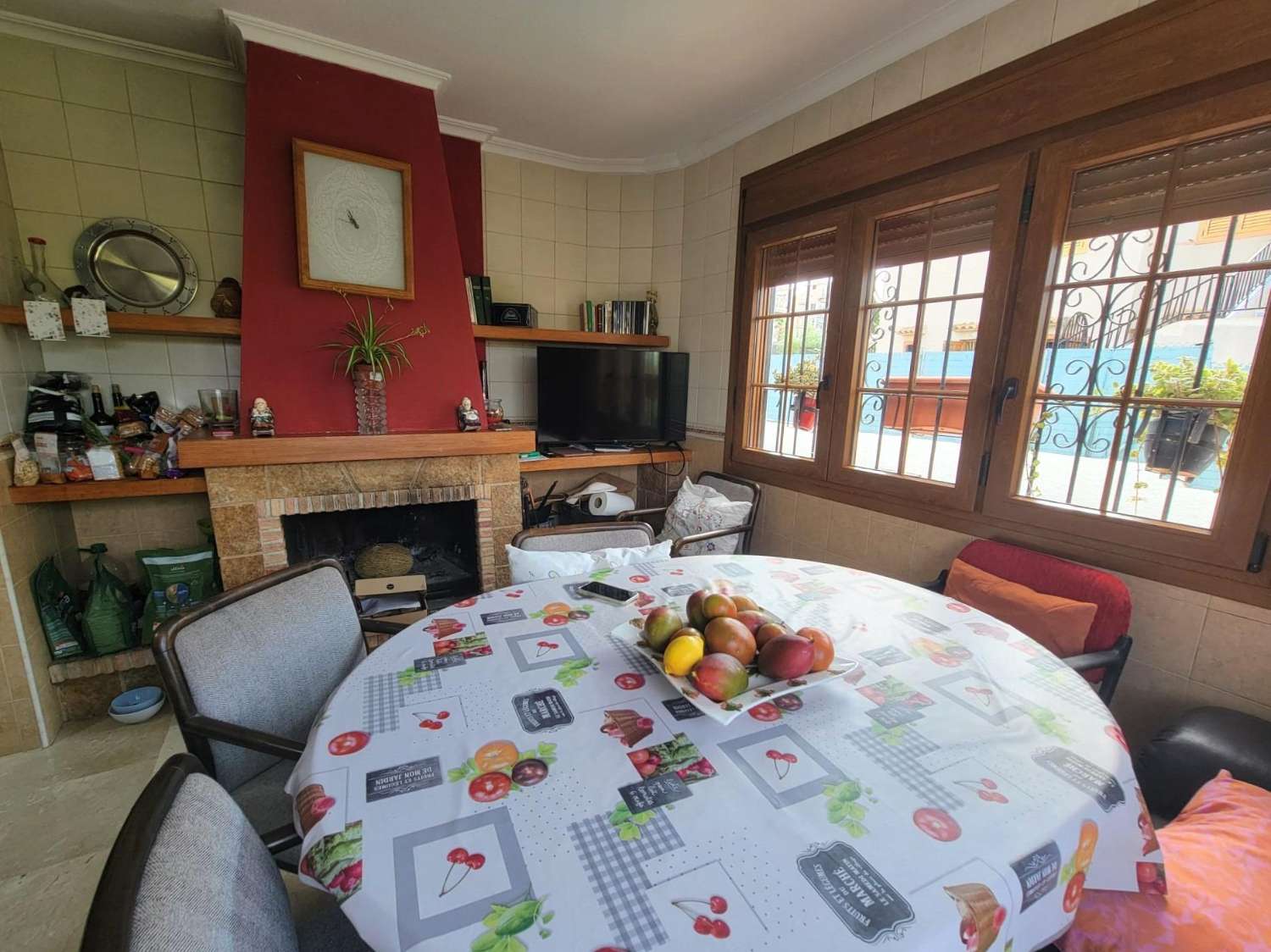 宽敞的乡村别墅，设有花园、游泳池和客用公寓