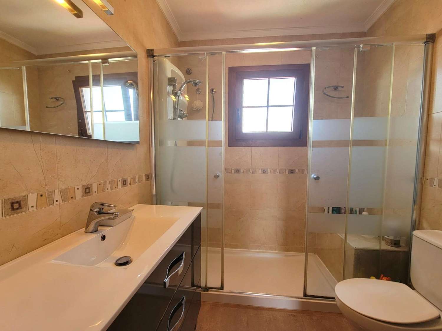 宽敞的乡村别墅，设有花园、游泳池和客用公寓