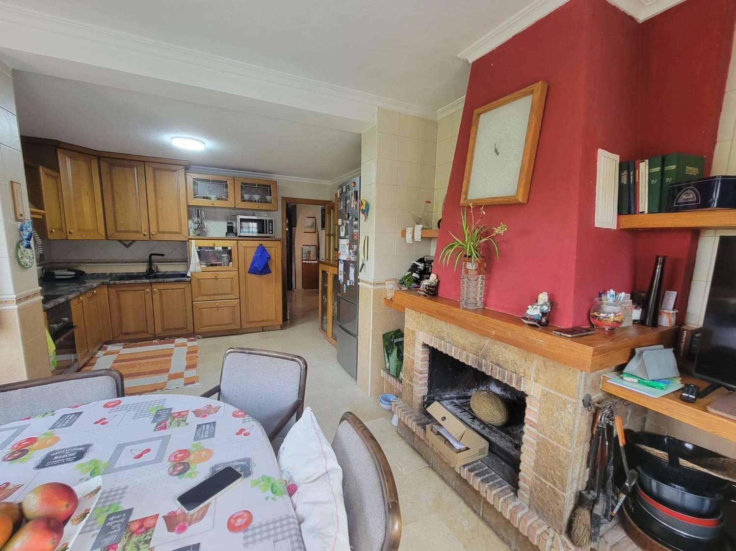 宽敞的乡村别墅，设有花园、游泳池和客用公寓