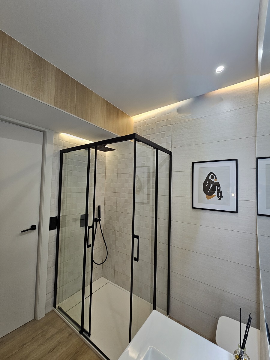 SPACIOUS, NEWLY RENOVATED APARTMENT WITH TWO INDEPENDENT APARTMENTS ON ONE FLOOR