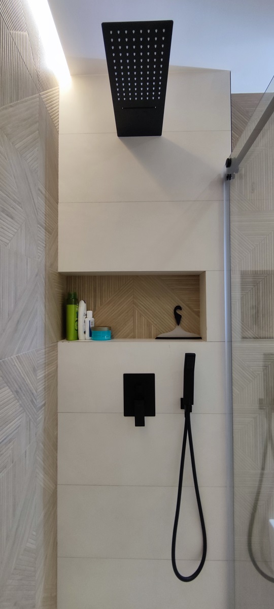 SPACIOUS, NEWLY RENOVATED APARTMENT WITH TWO INDEPENDENT APARTMENTS ON ONE FLOOR