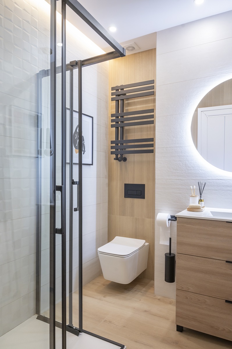 SPACIOUS, NEWLY RENOVATED APARTMENT WITH TWO INDEPENDENT APARTMENTS ON ONE FLOOR