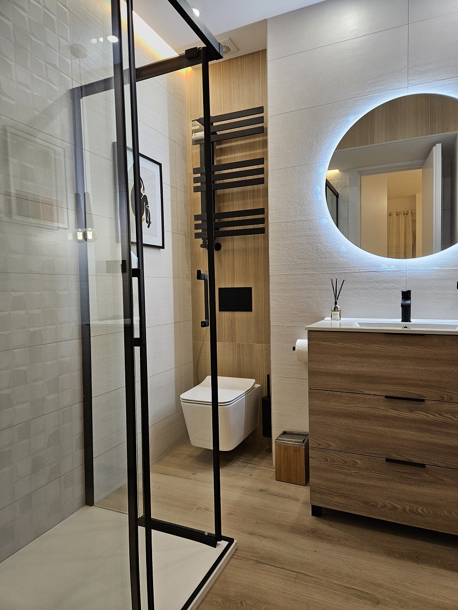 SPACIOUS, NEWLY RENOVATED APARTMENT WITH TWO INDEPENDENT APARTMENTS ON ONE FLOOR