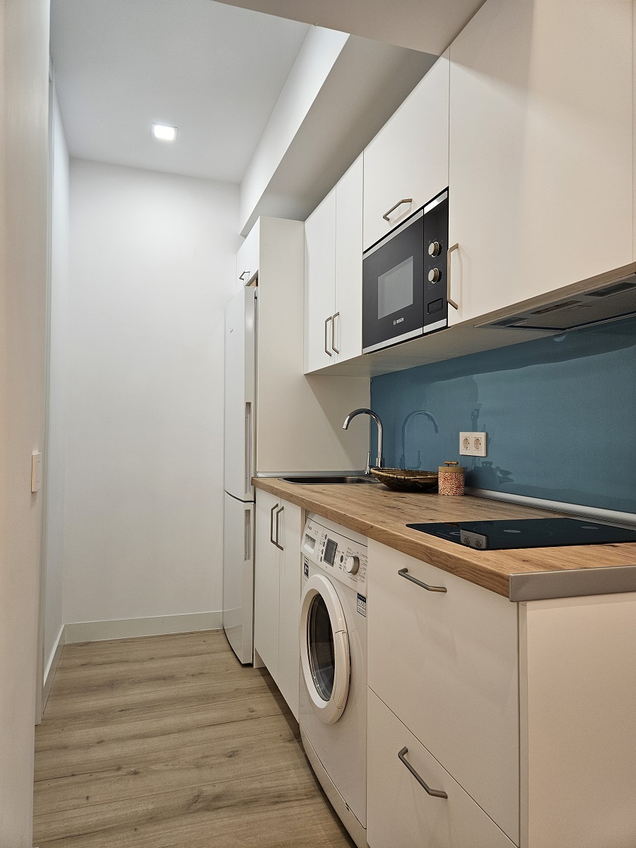 SPACIOUS, NEWLY RENOVATED APARTMENT WITH TWO INDEPENDENT APARTMENTS ON ONE FLOOR