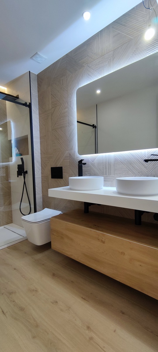 SPACIOUS, NEWLY RENOVATED APARTMENT WITH TWO INDEPENDENT APARTMENTS ON ONE FLOOR