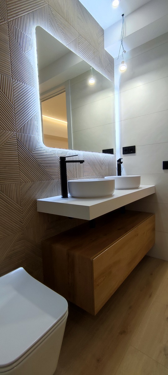 SPACIOUS, NEWLY RENOVATED APARTMENT WITH TWO INDEPENDENT APARTMENTS ON ONE FLOOR