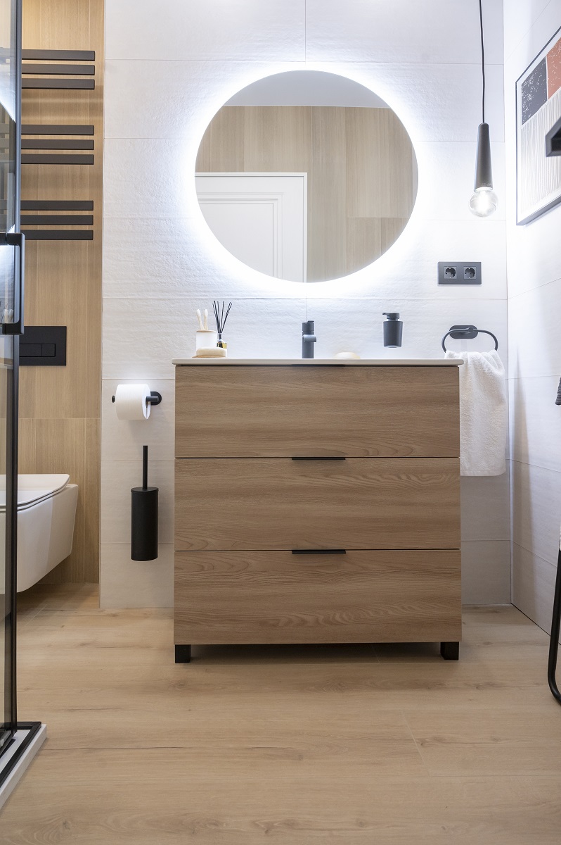 SPACIOUS, NEWLY RENOVATED APARTMENT WITH TWO INDEPENDENT APARTMENTS ON ONE FLOOR