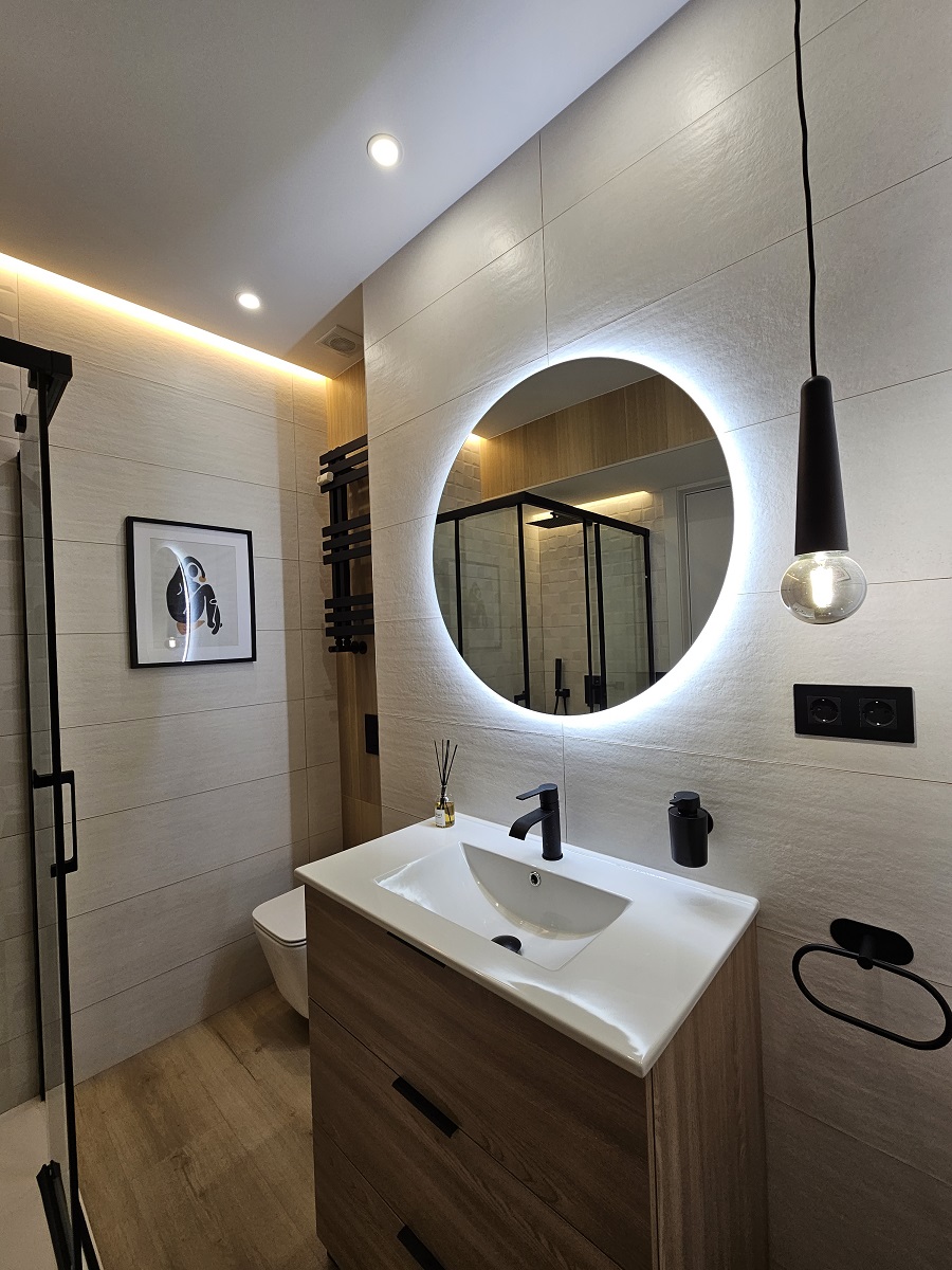 SPACIOUS, NEWLY RENOVATED APARTMENT WITH TWO INDEPENDENT APARTMENTS ON ONE FLOOR